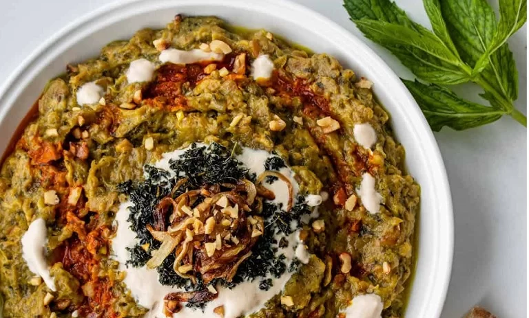 کشک بادمجان یکی از غذاهای خانگی ارزان و سریع محبوب بین ایرانیان است.