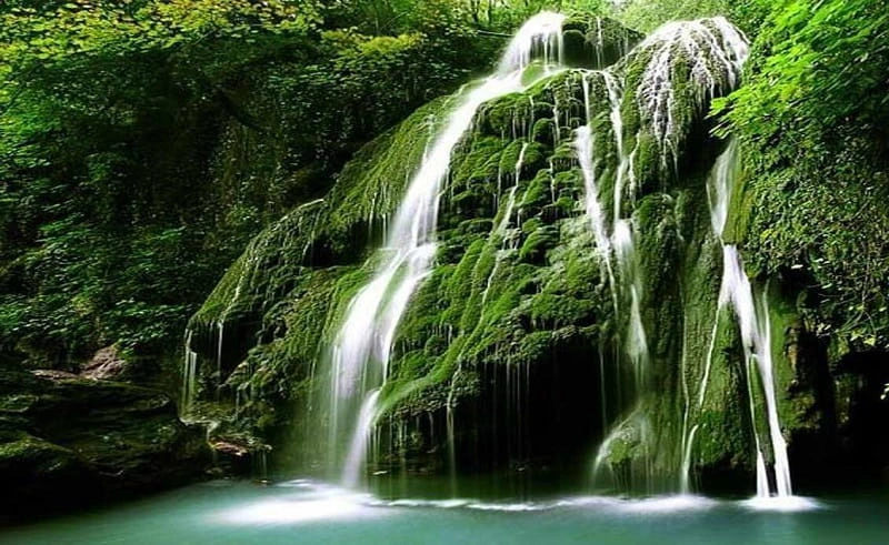 آبشار کبودوال یکی از جذابترین مقاصد گردشگردی داخلی است.