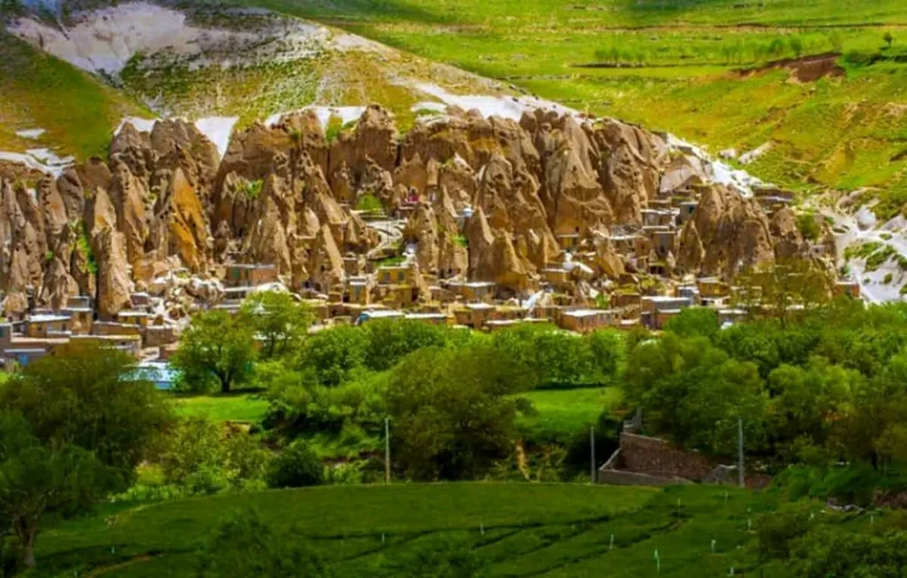روستای کندوان از جاهای گردشگری مناسب تابستان در ایران است.
