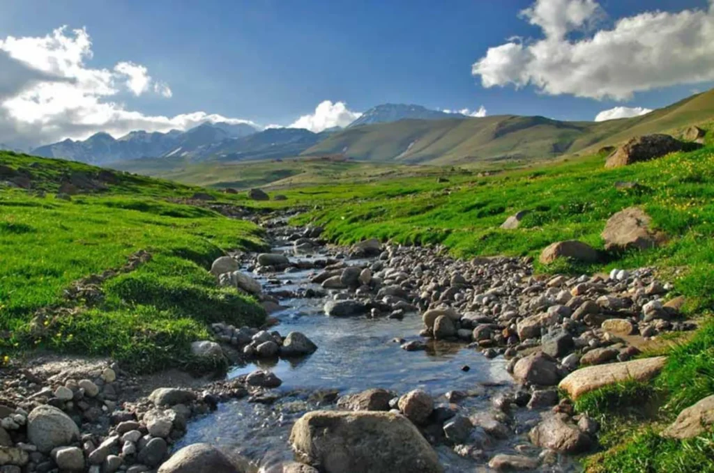 از شناخته‌شده‌ترین مقاصد گردشگری داخلی در تابستان، سرعین است.