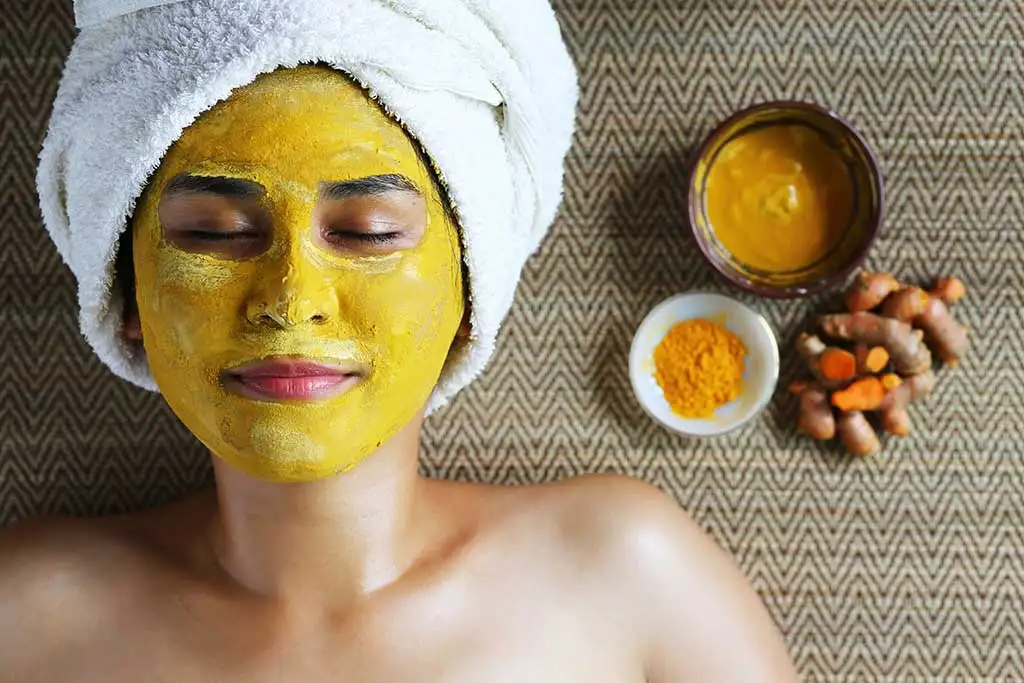 از ماسک‌های خانگی و طبیعی برای داشتن پوست سالم بهره ببرید.
