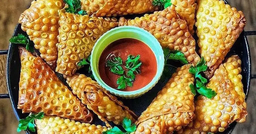 سمبوسه از خوش طعم ترین و سادهترین غذاهای محلی جنوب ایران است.