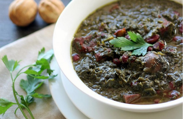 قرمه سبزی از محبوبترین غذاهای ایرانی است.
