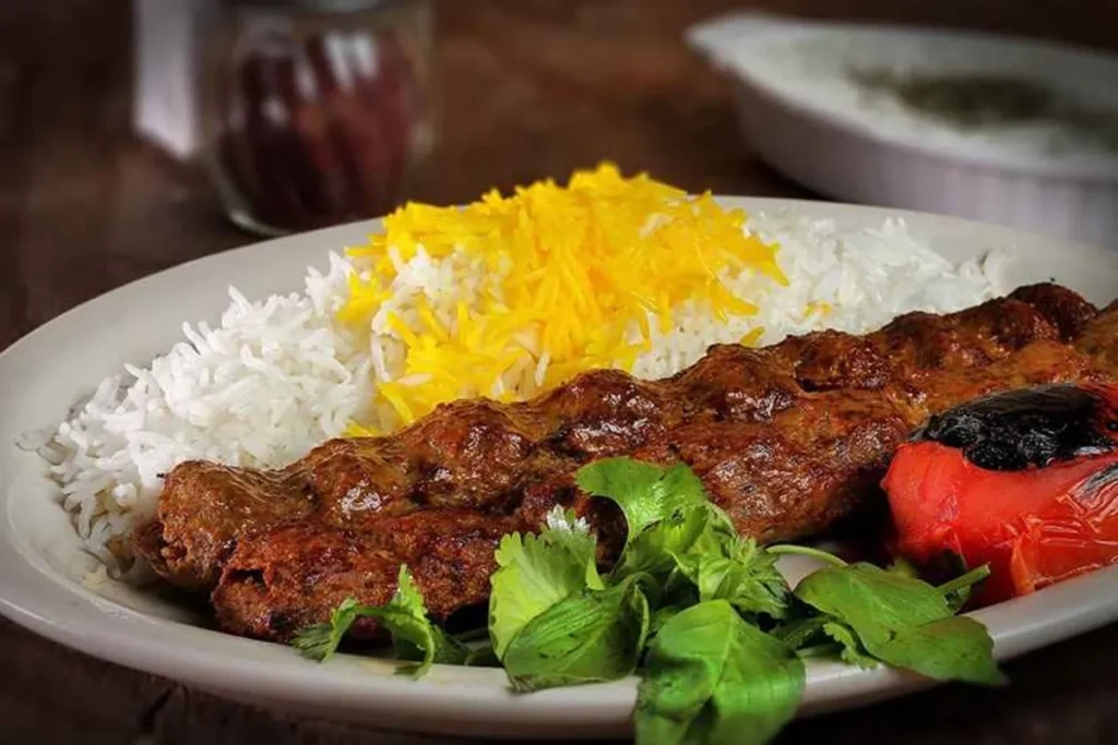 کباب کوبیده و چلوکباب از معروفترین غذاهای ایرانی در سراسر جهان هستند.