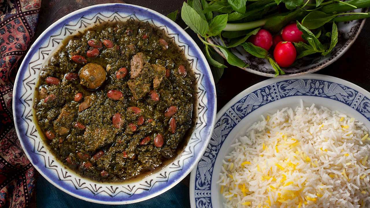آموزش پخت قورمه سبزی مجلسی: راز و رمزهای یک قورمه جاافتاده و اصیل