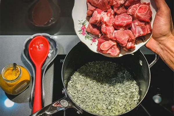 برای تهیه قورمه سبزی ابتدا گوشت و پیاز را تفت دهید.