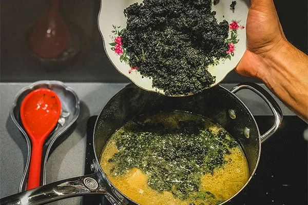 سبزی قورمه سرخ شده را به ترکیب اضافه کنید.